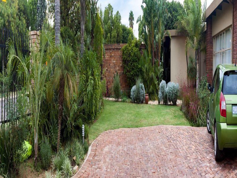 Rest-A-While Guest House - Pretoria Exterior photo